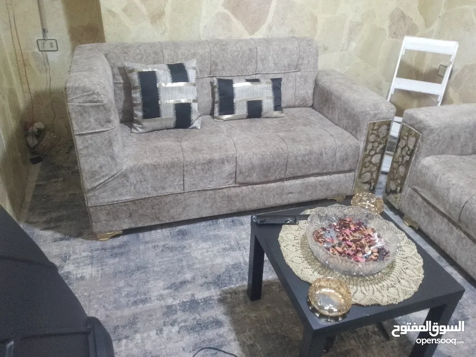 طقم كنب حرف ال للبيع مع طاوله صغيره وسط
