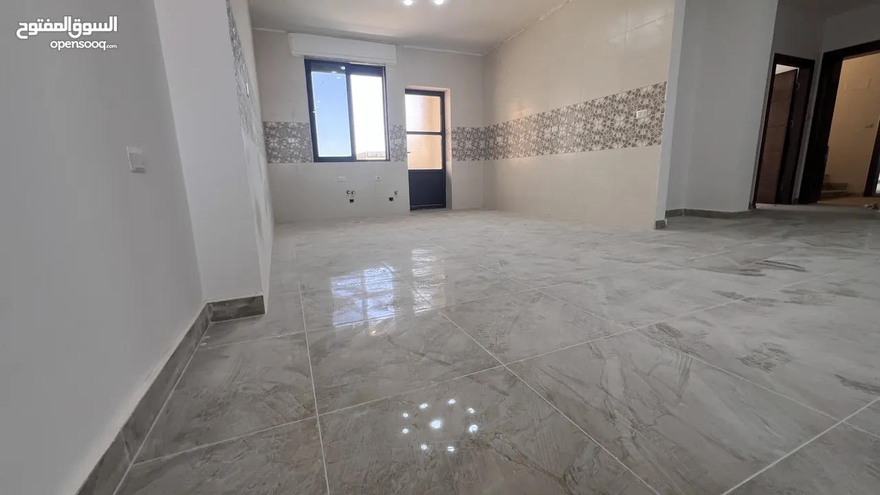 شقق طابقيه 170 متر فاخره  للبيع في الزرقاء الجديده شارع الونك (الكرامه)