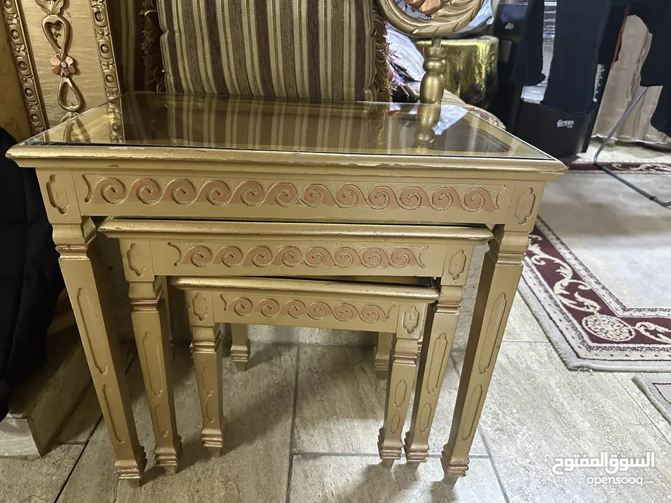 طاولة سفره مع لوح سكريت و 10كراسي مع بيرو ومع  وكومادينا  طقم مغربي مع طاولتين وسط خشب زان حفر