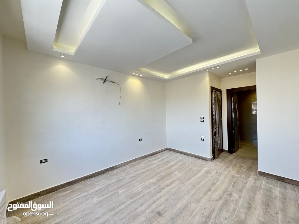 شقة مميزة للبيع طابق اول مساحة 230م بخلدا بتشطيبات مميزة (مشروع 120)