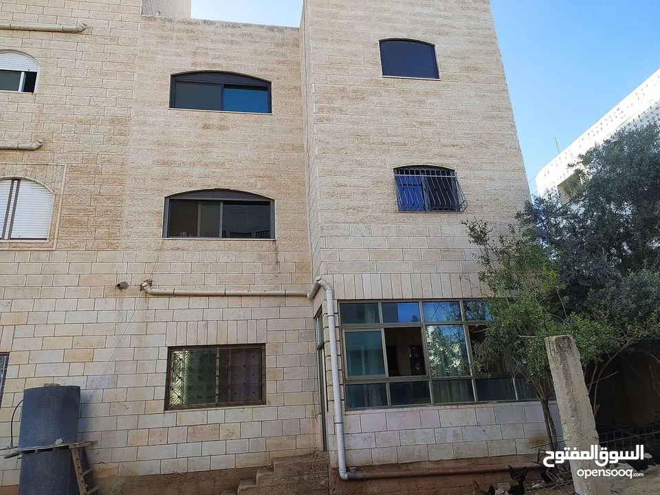 بيت مستقل للبيع 3 طوابق مع مخزن وتسوية وبير ماء