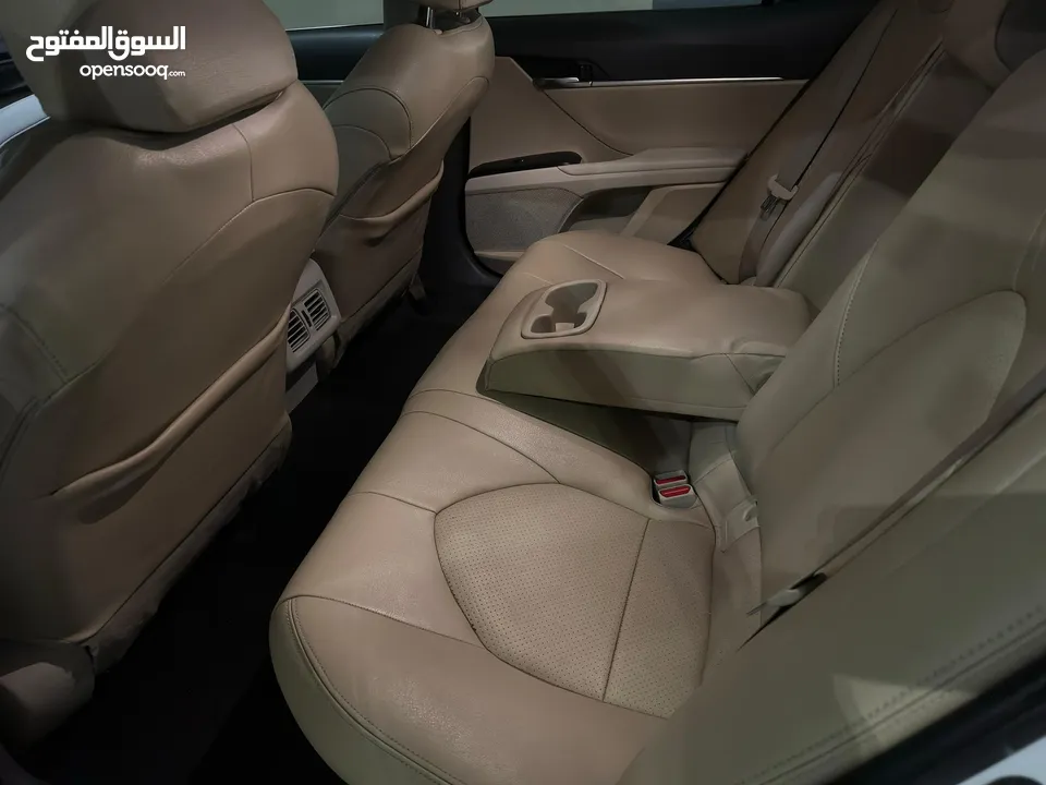 Toyota Camry 2023 Gle  بحالة الوكالة