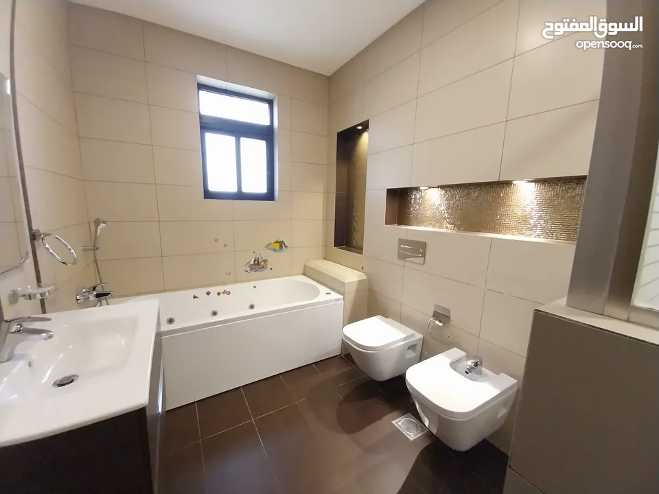 شقة غير مفروشة للإيجار 375م2 ( Property 19249 )-175072681
