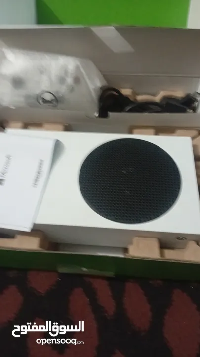 xbox series s الجهاز نظيف بحالة الجديد ومعه جميع اغراضه ،، تم استخدامه فترة قليلة وربي يباركلك فيه