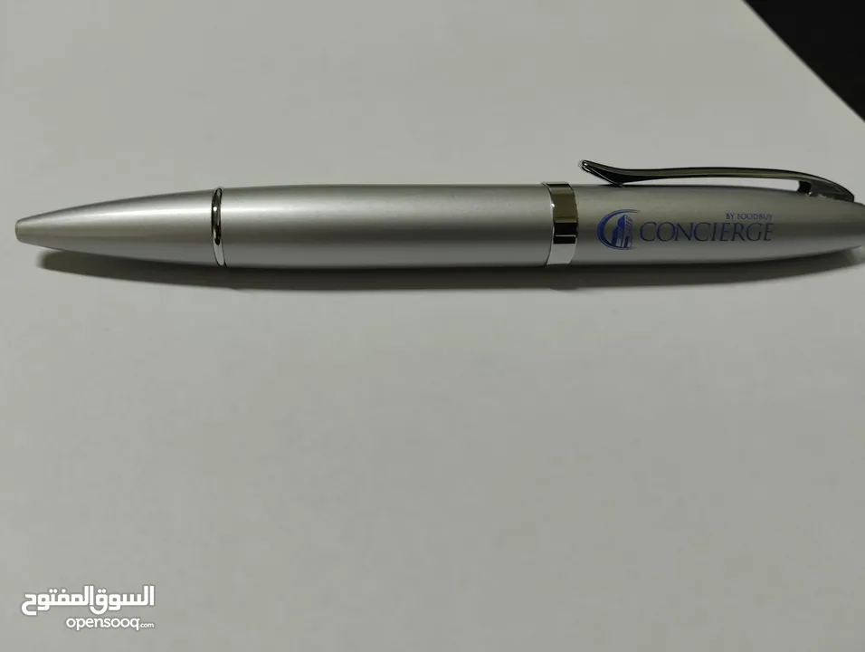 قلم مع وصلة USB فلاشة من نوع CONCIERGE علما أن مساحة الفلاشة 2 غيغا