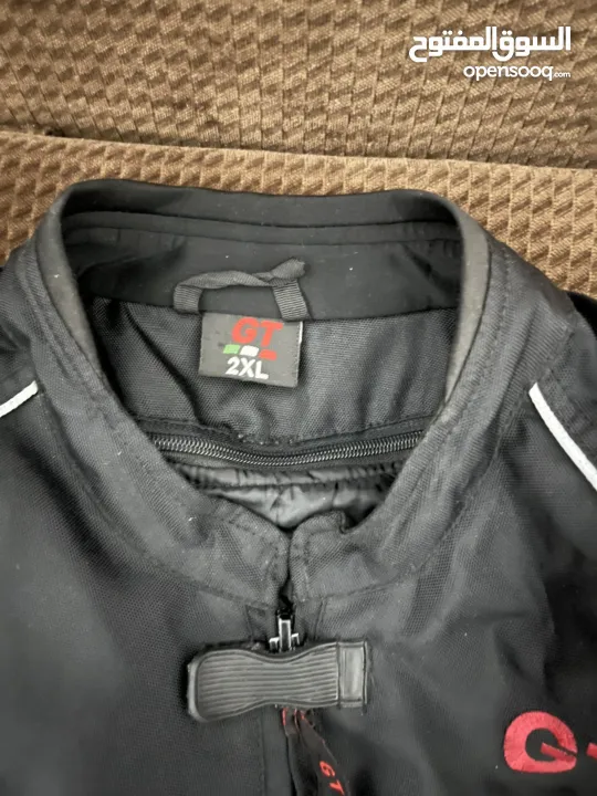 جكيت دراجة نارية عدد 2 الاسود حجم xl صيفي + شتوي الجكيت الاسود و احمر حجم xs صيفي طبعن بحالة نظيفة