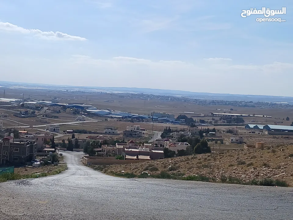 أرض مميزة في الموقر (مطل الحاتمية)