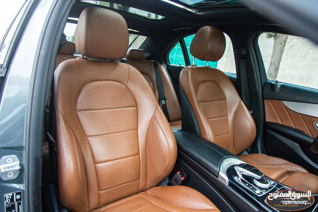 Mercedes C200 2019 Mild hybrid Amg kit Night Package   السيارة وارد الشركة و قطعت مسافة 83,000 كم