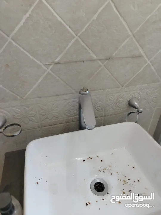 3 اطقم مع شور بوكس شبه جديد حمامات للبيع المستعجل