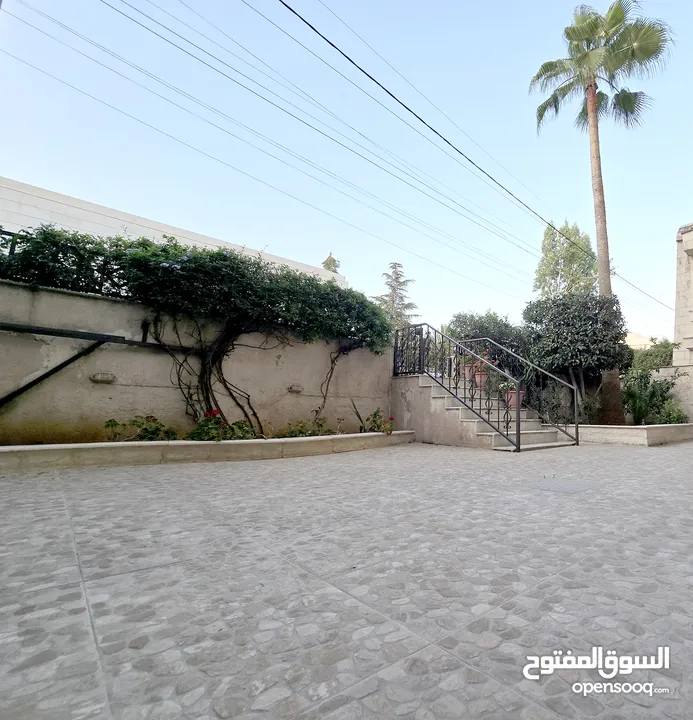 عبدون شقة مفروشة جديد 3 نوم مع حديقة كبيرة و كراج خاص