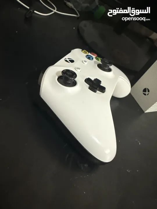 Xbox one s (مع يد تحكم)