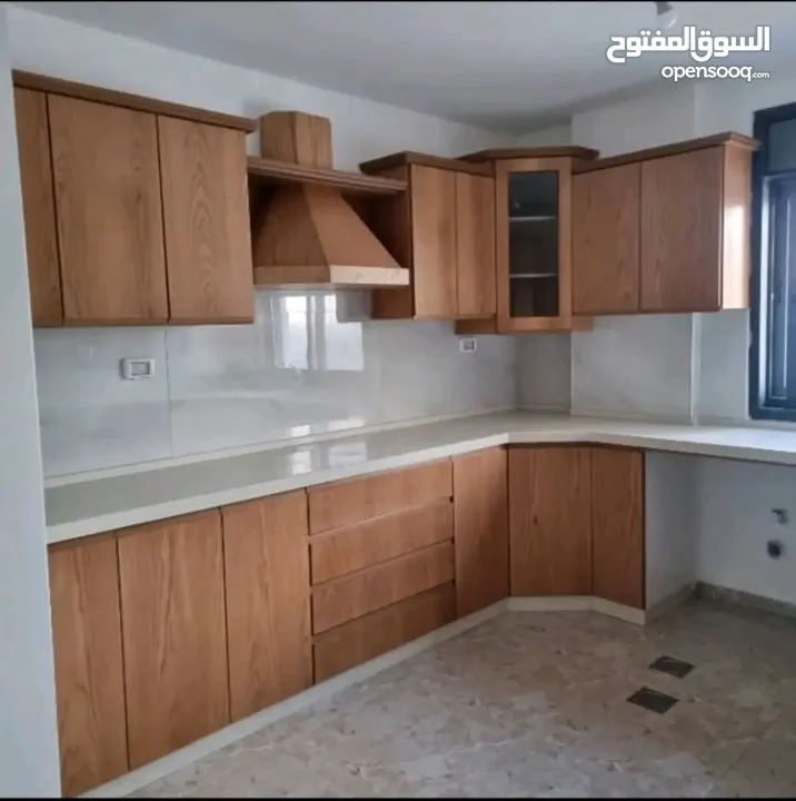 شقة مع مطبخ وساعة ماء وكهرباء قرب عسل وبصل