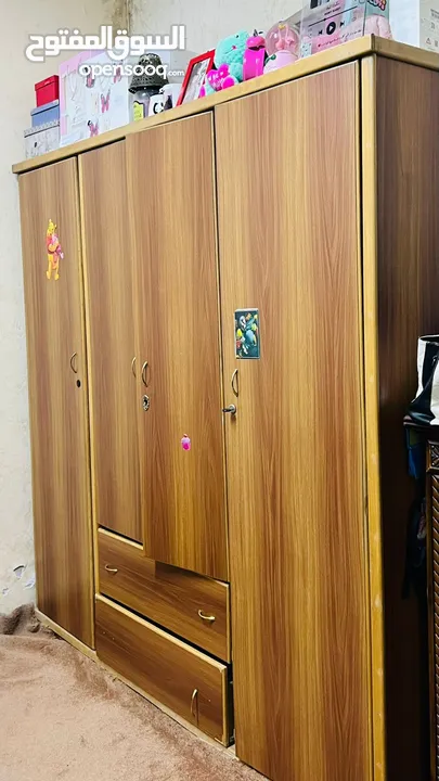 غرفه نوم بناتيه تخت وخزانه وتسريحة
