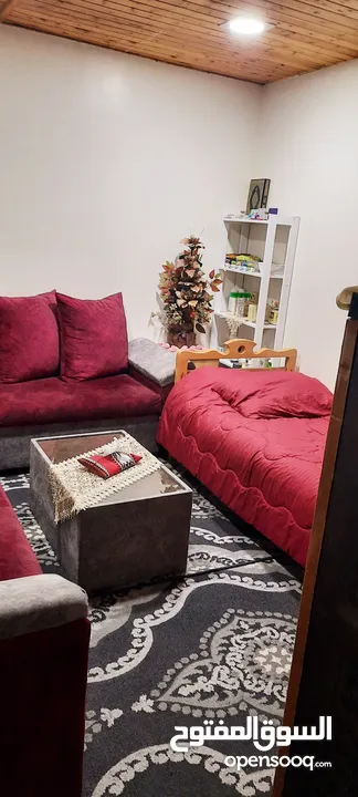 للبيع بداعي السفر طقم كورنر مستعمل بحالة الجديد  خشب تنجيد فخم خمري وسلفر مع  طاولة وسط تصميم راقي