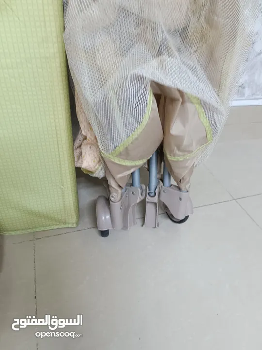تخت بيبي نظيف جدا قابل للطي مثل ما هو وضح بالصور  عربايه مشي للاطفال تفتح وتسكر بحاله جيده جدا