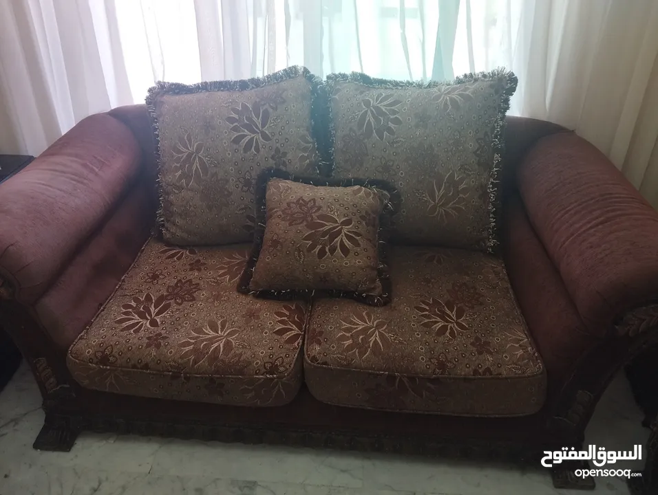 طقم كنب مع طاولات مستعمل بحالة جيدة جدا