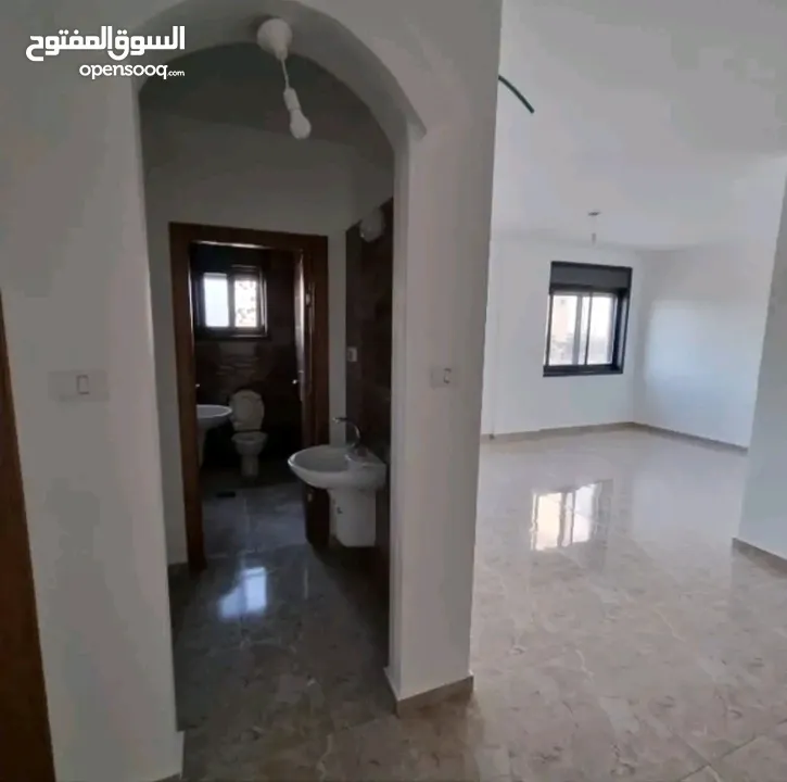شقة مع مطبخ وساعة ماء وكهرباء قرب عسل وبصل