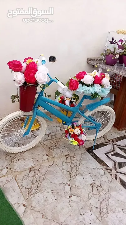 بسكليت مزين بورود اصطناعي