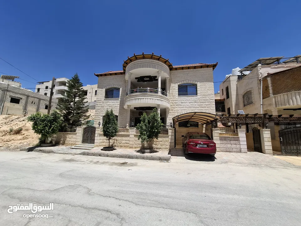 عماره للبيع مكونه من طابقين واجهات حجر وتراس مع نظام طاقه شمسية