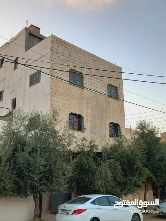 فرصة استثمارية مميزة. عمارة بموقع مميز بالقرب من مجمع الدوائر الحكومية تصلح للتأجير او مكاتب