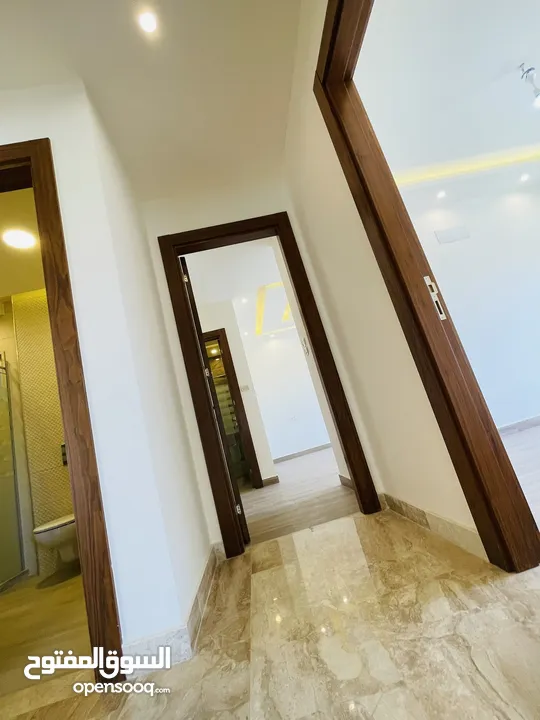 شقه في ضاحية النخيل للبيع فاخره جدا موقع مميز مطله على طريق المطار