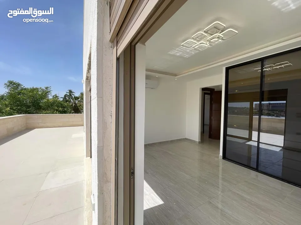 شقة طابقية (سكن خاص) للبيع بإطلالة (بانارومية) وجميلة جداً على السيتي مول وحدائق الحسين وقرب مكة مول
