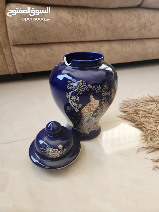 فاز انتيك قديمه لون ازرق رسمة طاووسين مذهبين يوجد كسر خفيف غير مؤثر على الشكل العام(نوادر)