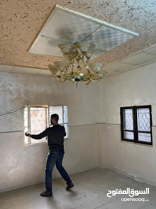 عمارة تجاري  تصلح للسكن او الاستثمار مخازن عدد 3 وشقة ارضية مع حديقة وشقة طابق اول  قريبة من الخدمات