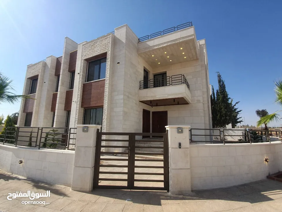 فيلا للبيع في طريق المطار  بتشطيبات فندقية قرب جامعة الشرق الأوسط