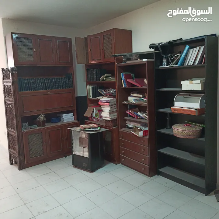 مكتبة للبيع