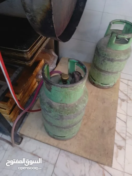 معدات  محل معجنات للبيع بحاله جيده جدا لعدم التفرغ للبيع