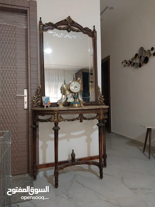 دينسوار مصري فاخر مع مراية كبيرة
