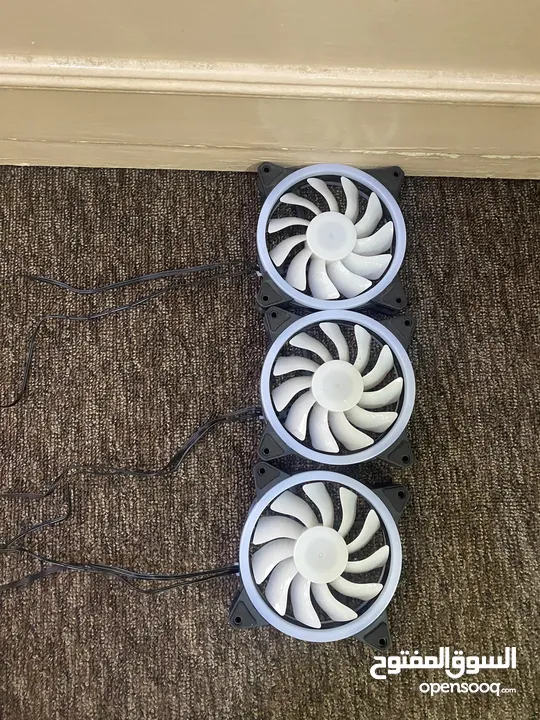 3مراوح RGB   12v  المراوح بتضوي لون ازرق فقط لانو الريموت ضايع