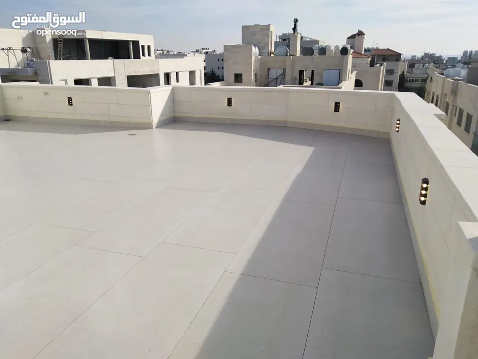 اخير مع روف للبيع في عبدون / الرقم المرجعي : 13666