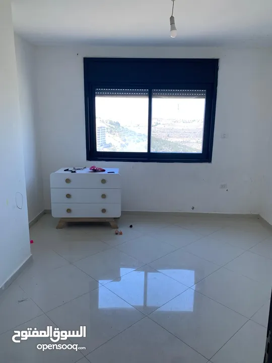 شقة للايجارغير مفروش 3 غرف نوم و3 حمامات وبلكونة