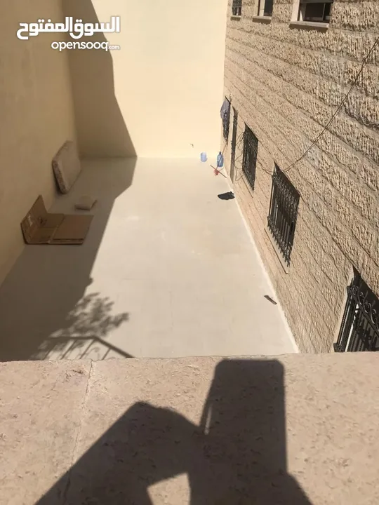 شقة جديدة مع حديقة بسعر مغري لم تسكن