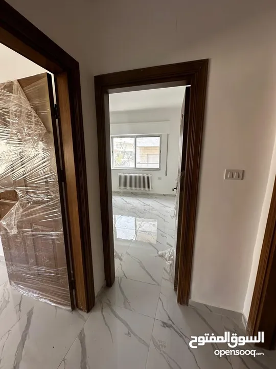 شقة واسعة و مجددة بالكامل للإيجار- الصويفية - خلف المدرسة الأمريكية - طابق ثاني . العمارة 6 شقق فقط