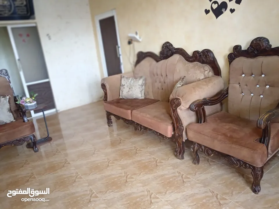 طقم كنب مستعمل خشب زان ثقيل 7 مقاعد بحاله جيد جدا