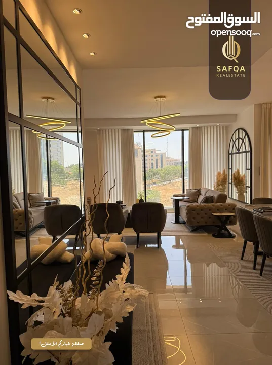 شقة مميزة جداً واسعة بتشطيب حديث للبيع في عين منجد في عمارة عصرية راقية