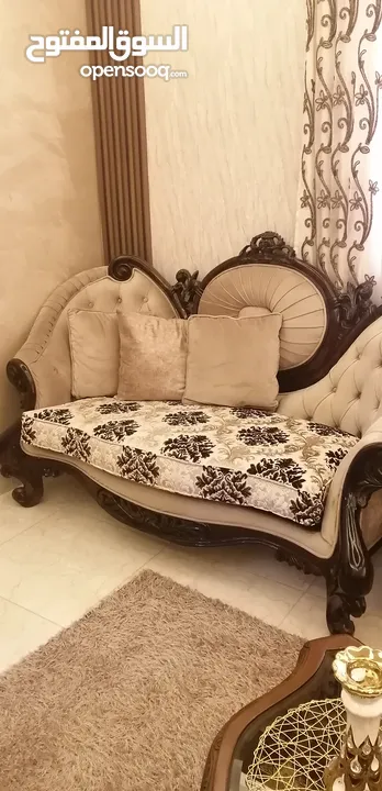 طقم كنب خشب زان للبيع مع البرادي بحاله الجديد