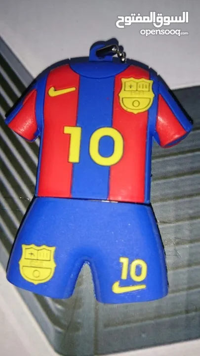 فلاش ميموري 4GB، على شكل لاعب برشلونة مكتوب عليها ميسي من الخلف