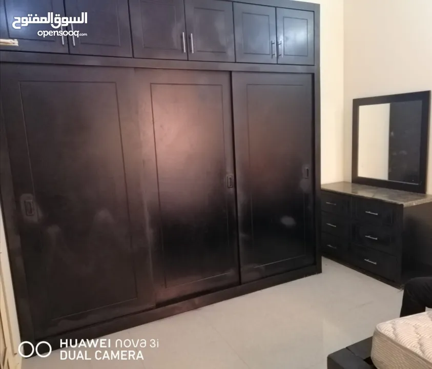 غرفة نوم مستعملة للبيع تشمل سرير بالماترس ودولاب (كبت) و تسريحة أدراج بالمراه