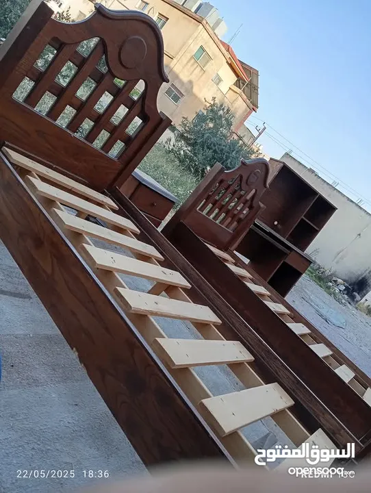 تخت مفرد عدد2 مقاس 1.00*2.00 مع كومدينا  ومكتب  بحال الوكاله