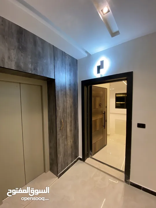 شقق فاخرة 240 متر و 200 متر 4 نوم و 3 نوم بتشطيب فاخر وبسعر مميز في أجمل مناطق طريق المطار البنيات