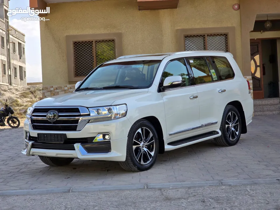 Land cruiser VXR V8 GCC 2021 price 290,000AED