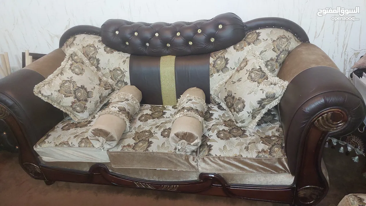 غرفة ضيوف كاملة  مع طاولاتها والموكيت والبرداي بسعر مغري 350د ..المكان ام نوارة