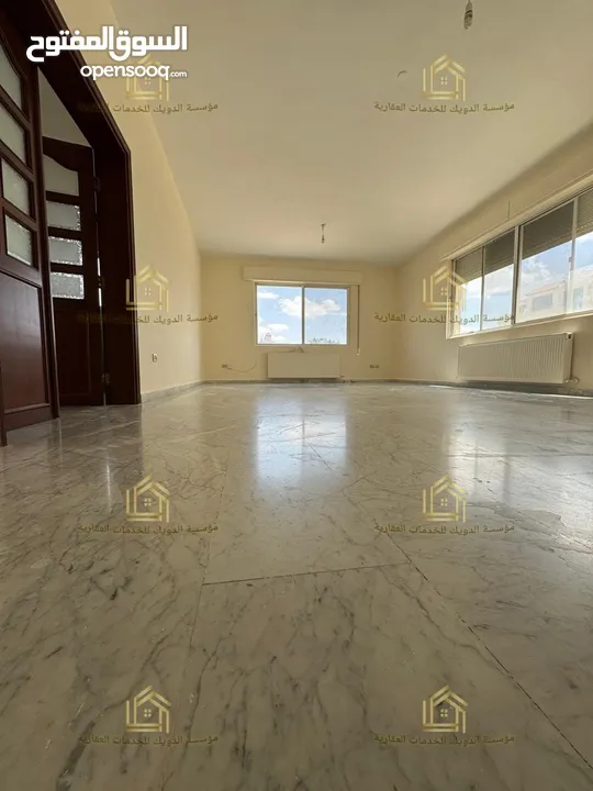 شقة طابقية - ام أذينة - 3نوم - 220م - مطلة - قريبة من الخدمات العامة