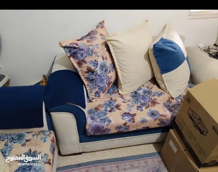 يوجد طقم كنب 9 مقاعد و14 قرنه وسكملات عدد 3 وحده كبيره وثنتين صغار لاستفسار