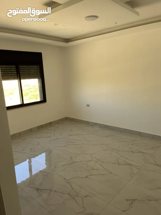 شقة طابق اخير مع روف/ مساحة 205م/ شفا بدران/ ترس واسع و مطل على شارعين/ صرف صحي واصل