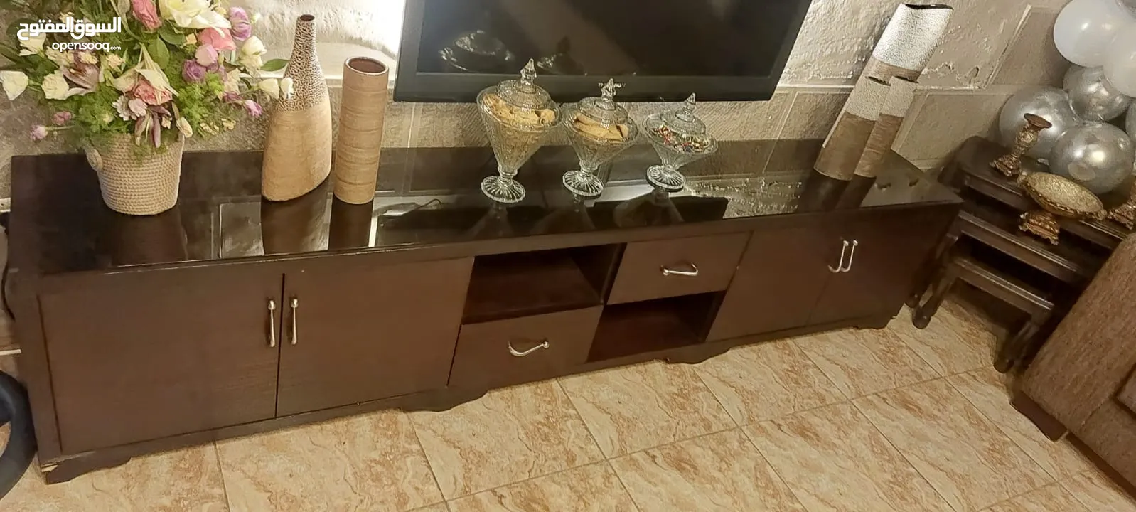 خزانة شاشة مع رفوف خشب لاتيه بحالة ممتازة  قياس 240  للإستفسار 079895009